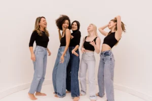 what to wear with baggy jeans