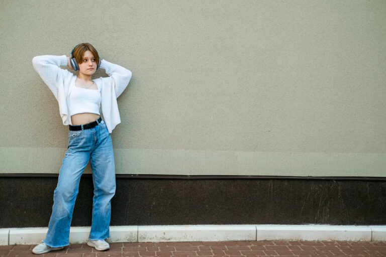 What to Wear with Baggy Jeans – The Ultimate Pakistani Style Guide